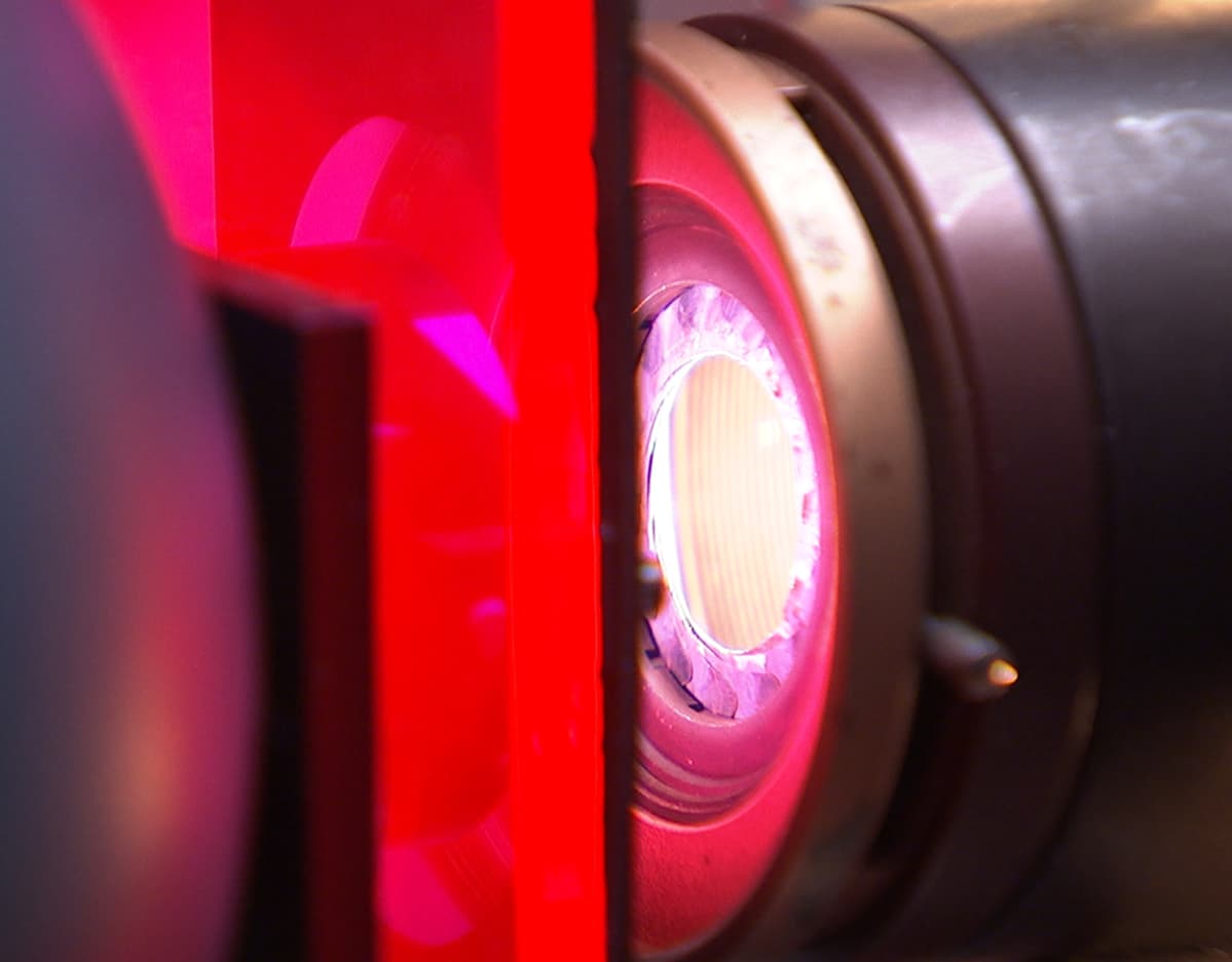 Optisessa laboratoriossa tutkitaan auringonvalon vaikutusta erilaisten materiaalien ominaisuuksiin.