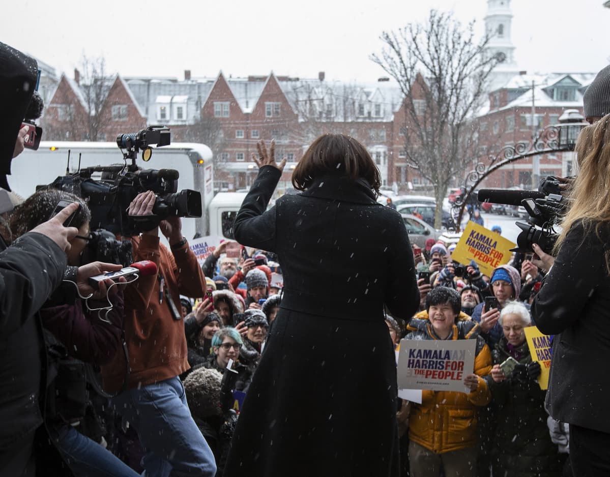 Senaattori Kamala Harris puhuu kannattajilleen Portsmouthissa helmikuussa 2019.