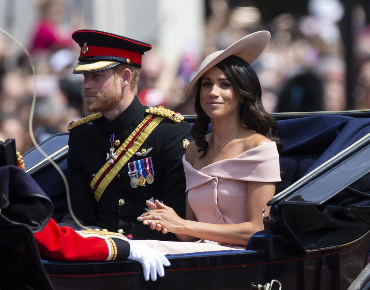 Prinssi Harry, Sussexin herttua ja Sussexin herttuatar Meghan avovaunuissa.