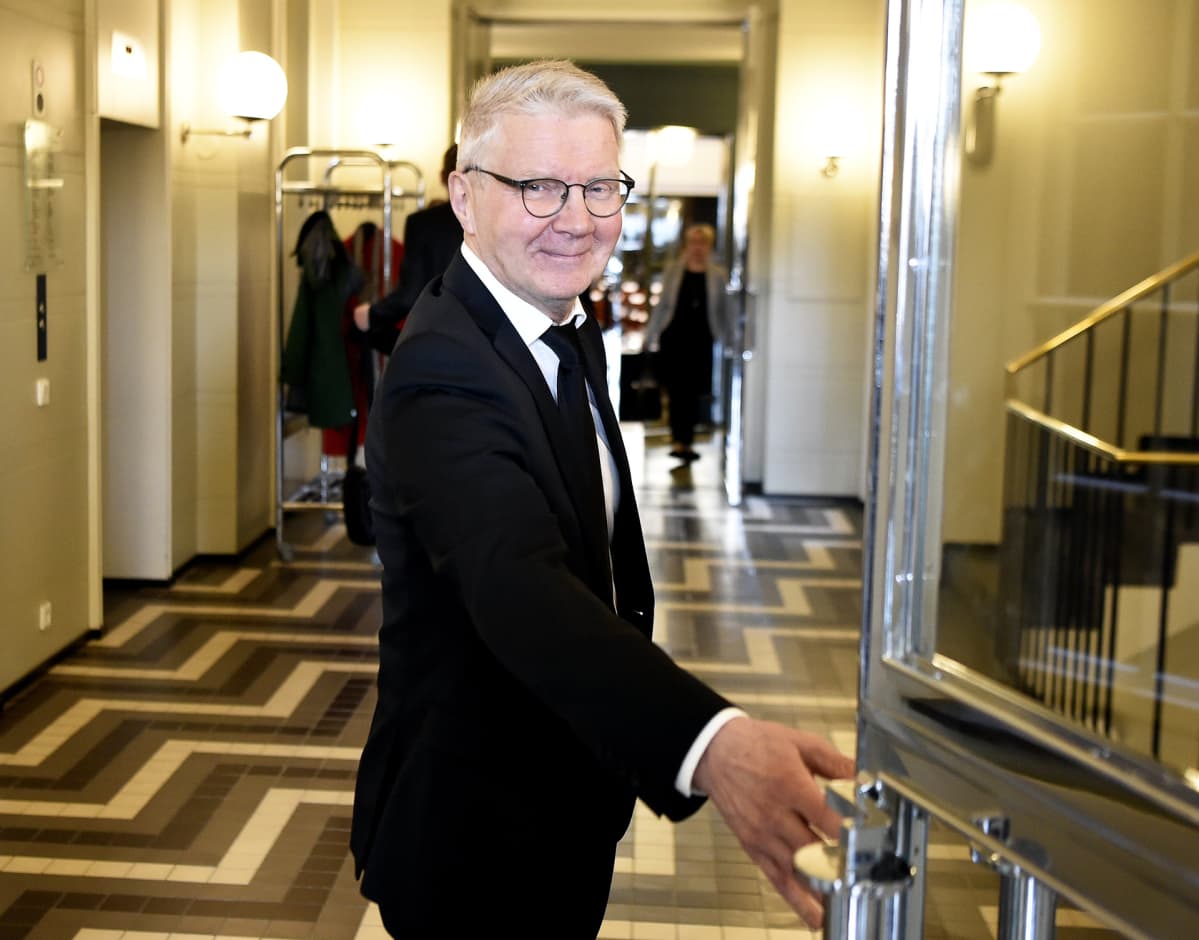 Vihreiden uusi kansanedustaja Pirkka-Pekka Petelius ennen uuden eduskunnan ensimmäistä täysistuntoa.