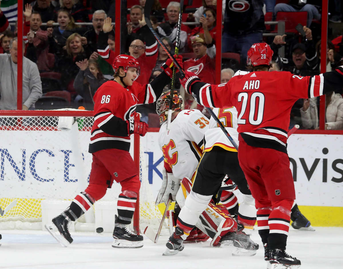 Teuvo Teräväinen ja Sebastian Aho tuulettavat maalia.