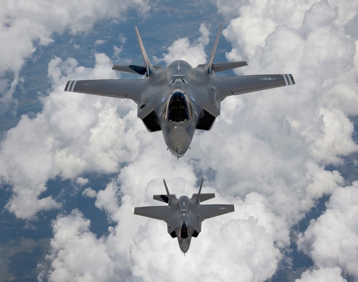 kaksi f-35 taistelukonetta