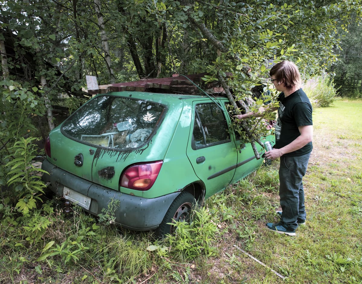 Lauri Ainala ja autoon rakennettu sauna.