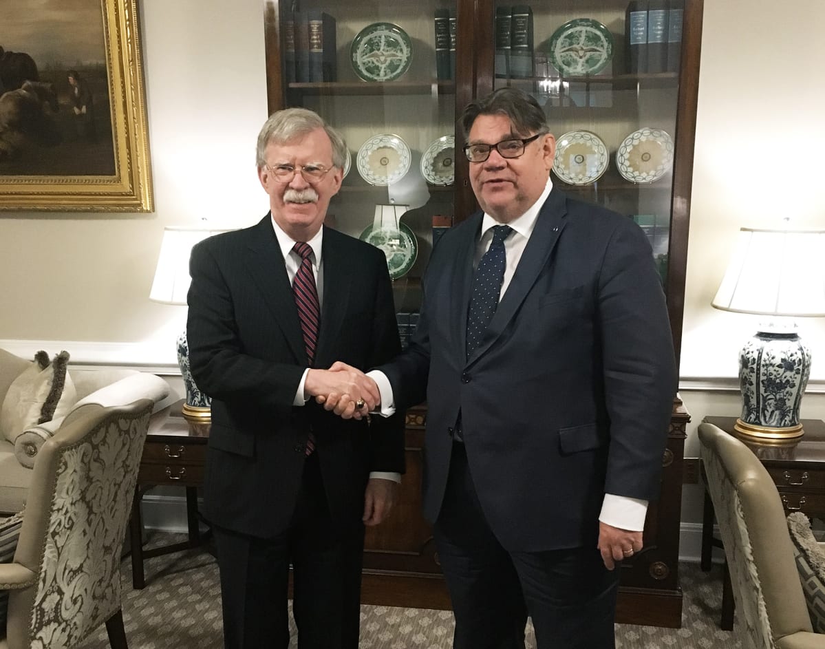 Trumpin turvallisuuspoliittinen neuvonantaja John Bolton ja ulkoministeri Timo Soini