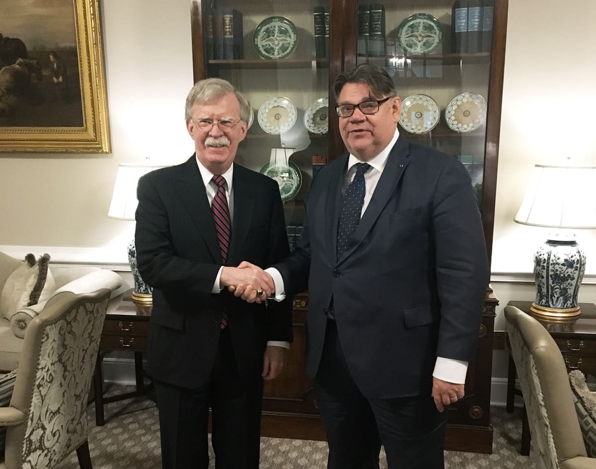 Trumpin turvallisuuspoliittinen neuvonantaja John Bolton ja ulkoministeri Timo Soini