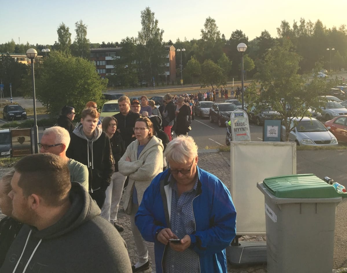 Jonottajia Iittalan Lasimäellä