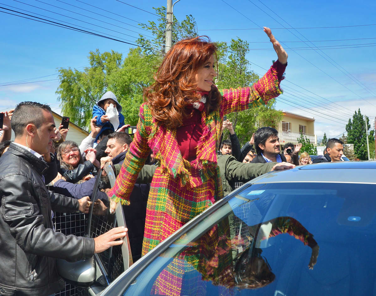 Agrentiinan presidentti Cristina Fernández on juuri äänestänyt presidentinvaaleissa marraskuussa 2015.