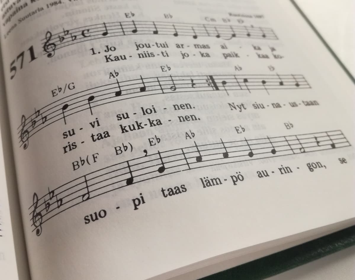 Virsikirjan sivu avattuna, suvivirsi nuotteineen ja sanoineen