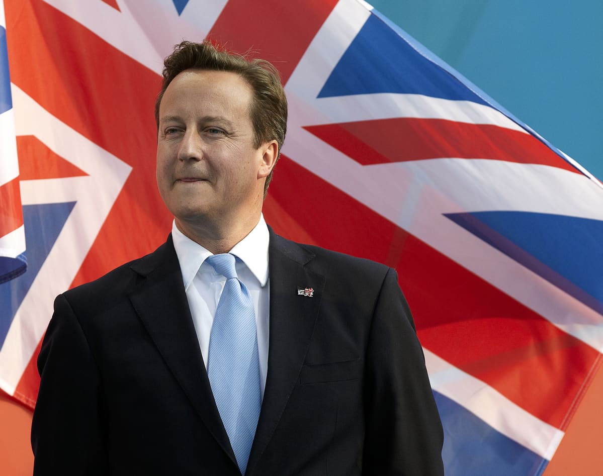 Britannian pääministeri David Cameron Yhdistyneen kuningaskunnan lipun edessä.