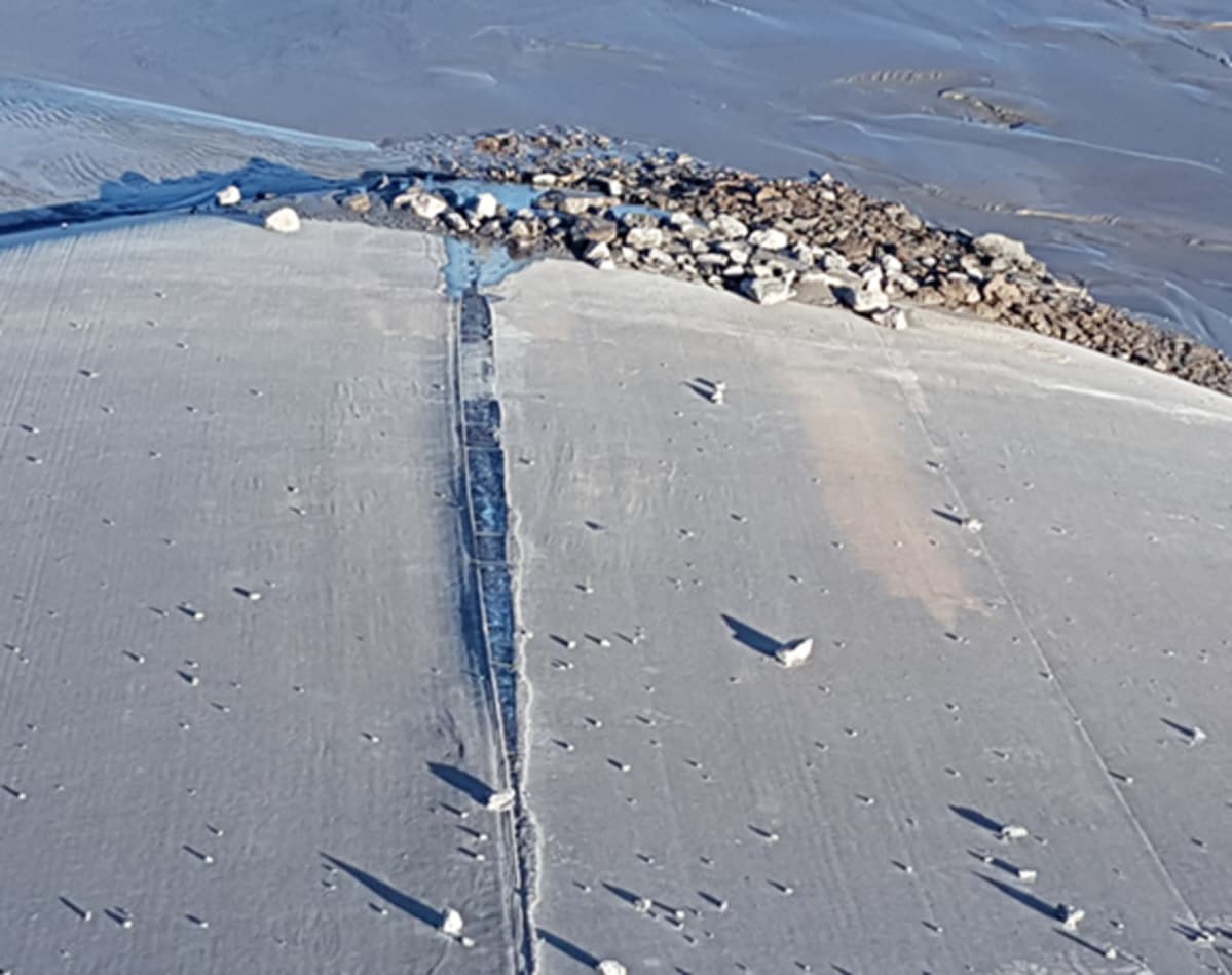 Kevitsan pienen jätealtaan pohjasuojauksena olevan ylimmän bitumigeomembraamia olevan maton sauma ratkesi pohjaveden paineesta kesällä 2018.