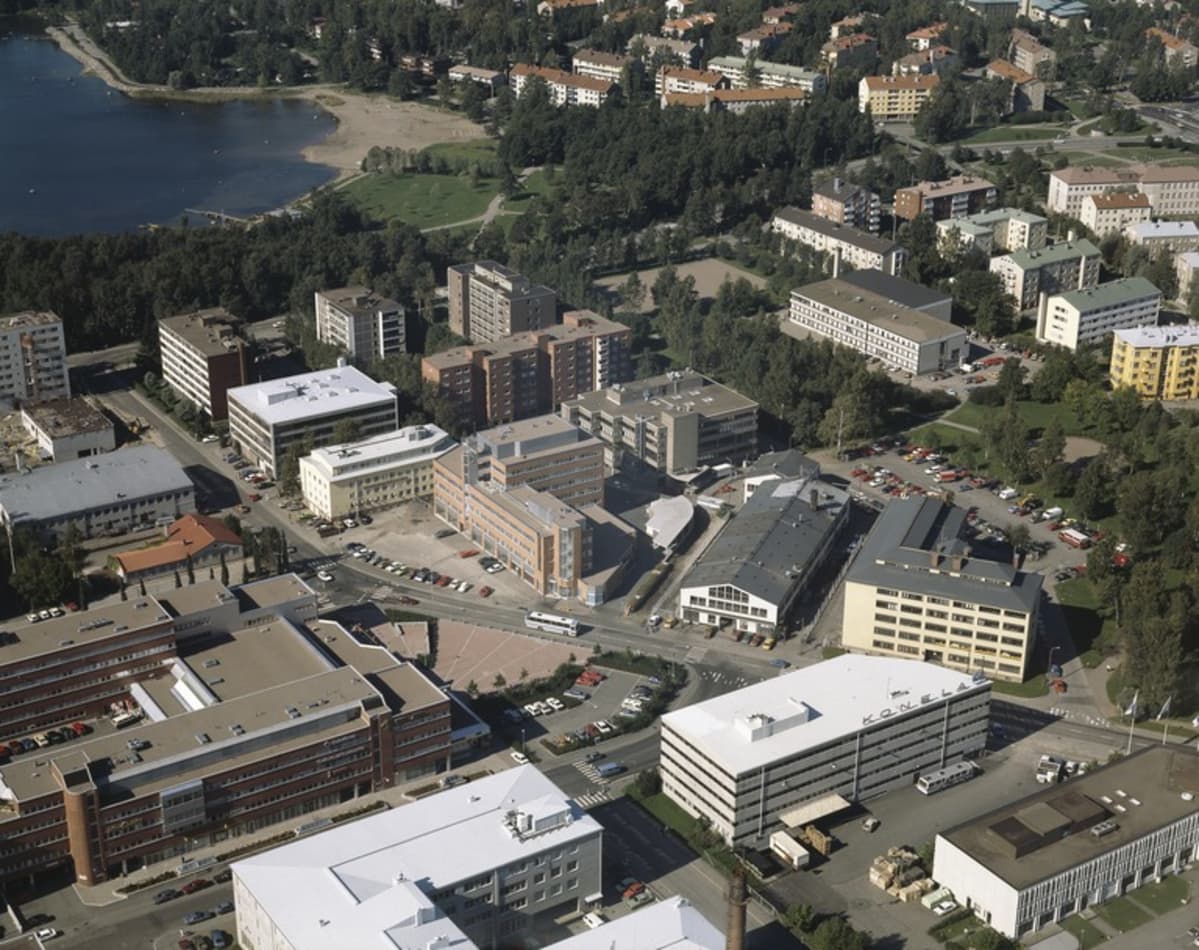 Lauttasaari, Heikkiläntie 6, 4, 2 ja Wavulinintie 1, 3, 5. Vasemmalla Hevosenkenkälahti.