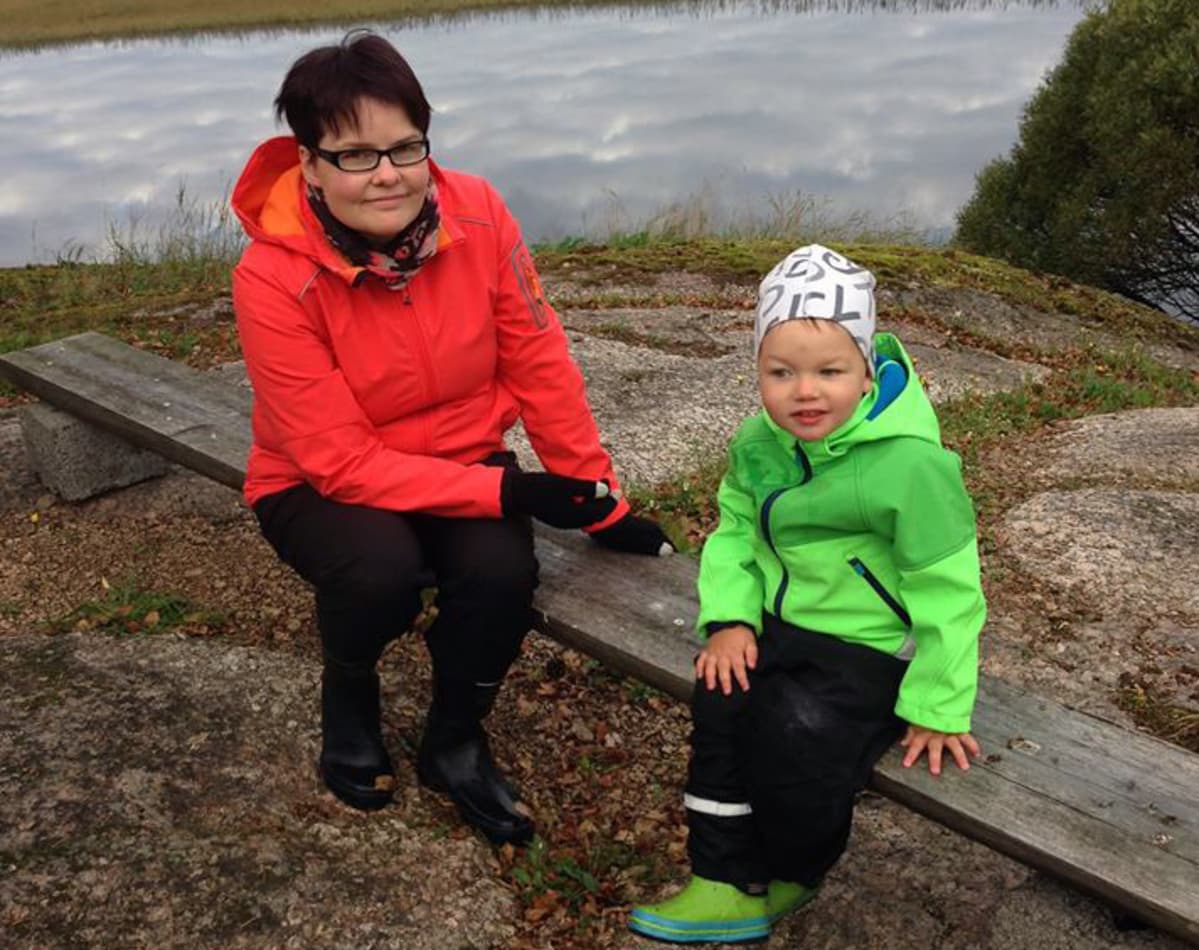 Marika ja Peetu joen rannassa