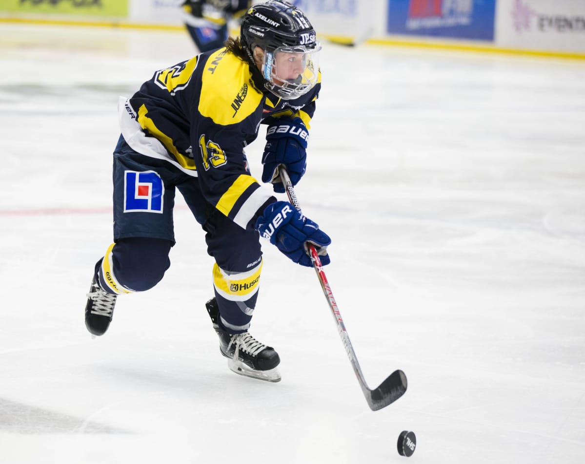 Riikka Välilä skrinnar med pucken.