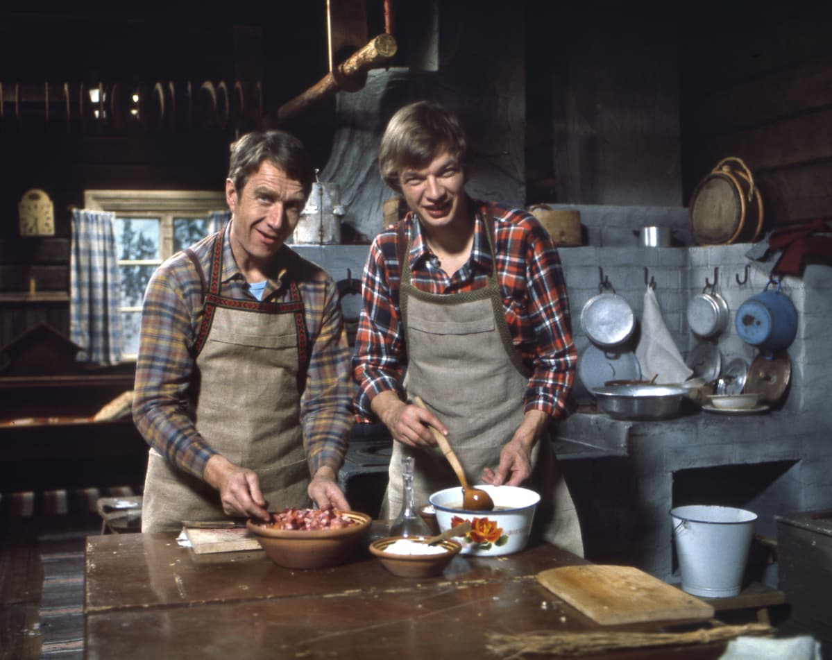 Keittiömestarit Veijo Vanamo ja Jaakko Kolmonen valmistavat ruokaa kokkiohjelmassa vuonna 1970.