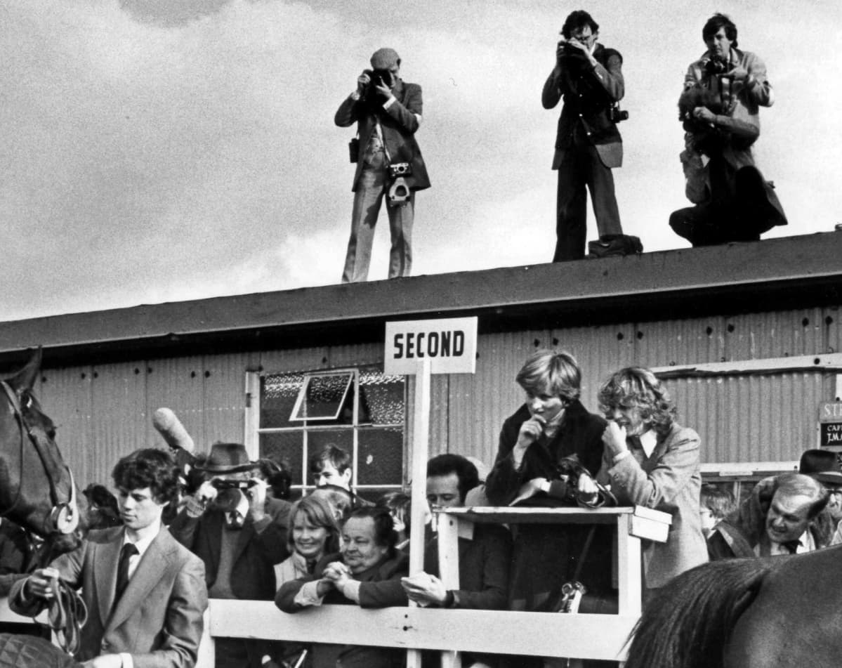 Laukkakisoissa Camilla Parker Bowlesin kanssa kesäkuussa 1980.