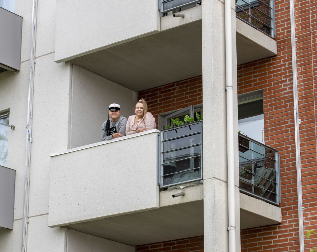 Onni Pitkänen ja Sandra Kurki katsovat parveekkeeltaan