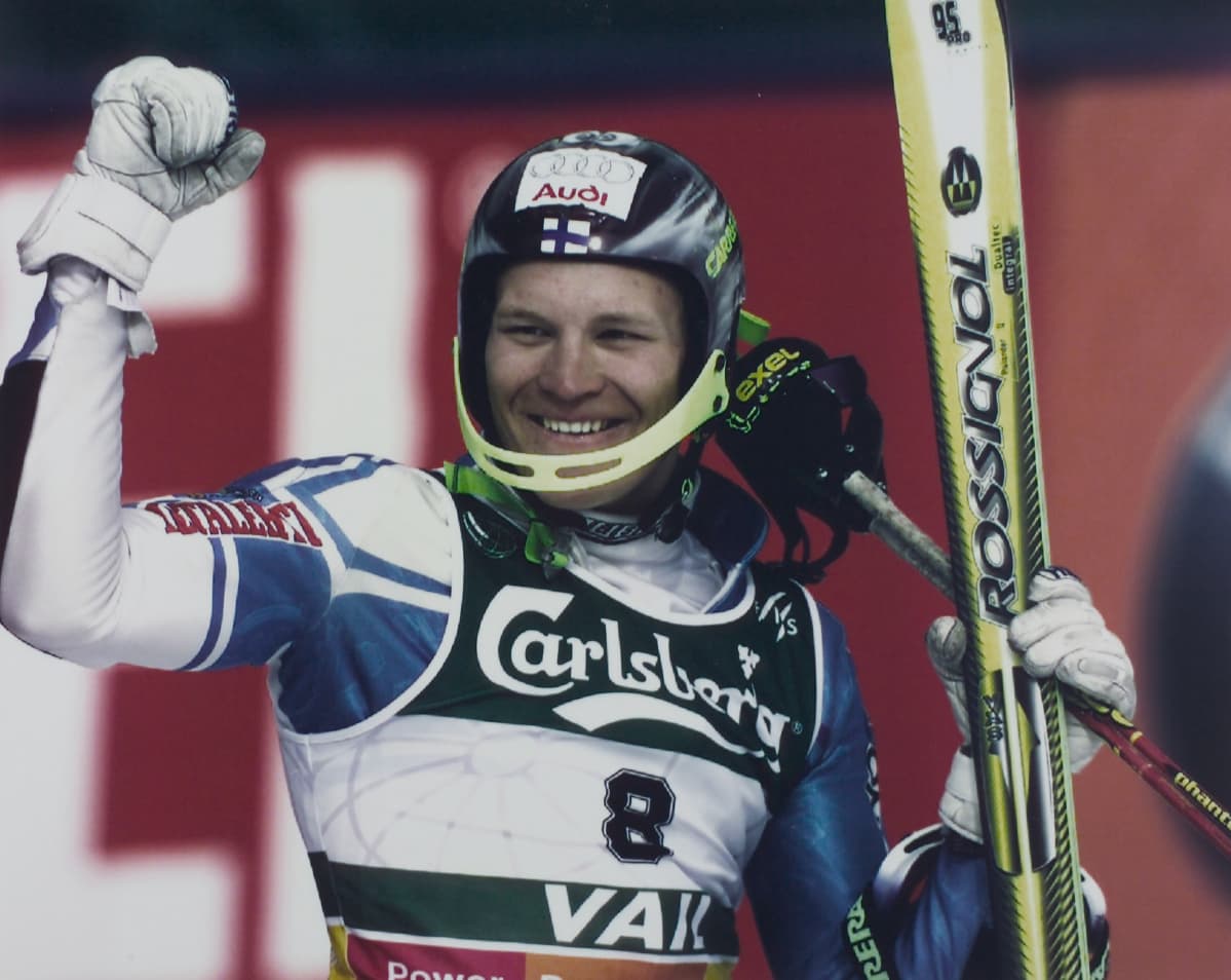 Kalle Palander juhli Suomen alppihiihtohistorian ensimmäistä ja toistaiseksi ainutta maailmanmestaruutta Vailissa 1999.