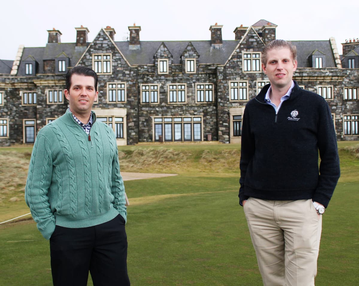 Donald Trump Junior ja Eric Trump Doonberg Golf Clubilla Irlannissa helmikuussa 2014.