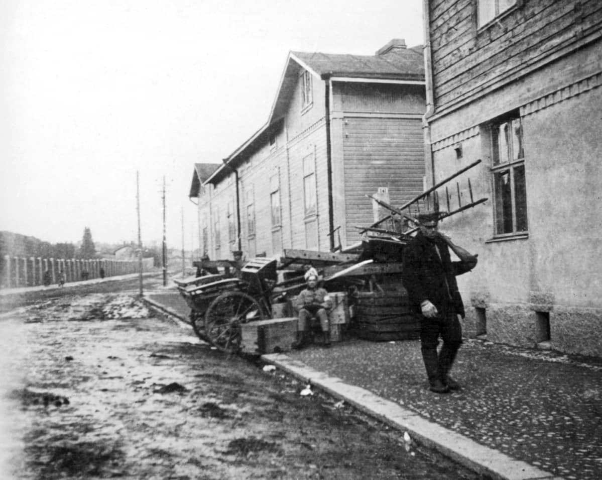Valkoiset vartioivat barrikadia.