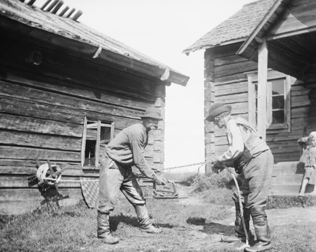 Petäjävaaran ukko tekee tuohiköyttä.