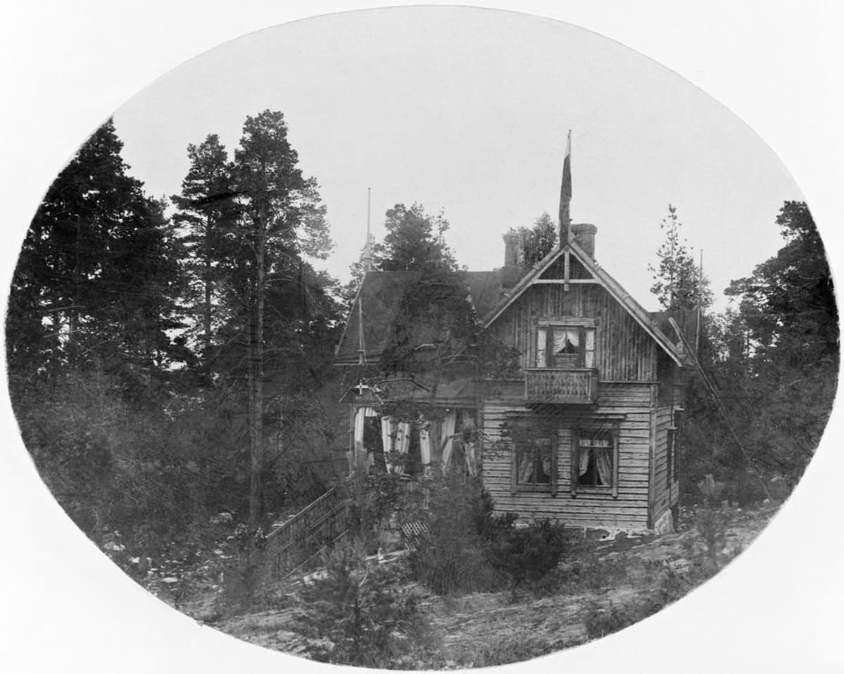 Kruunuvuoren huvila menneiltä vuosikymmeniltä.