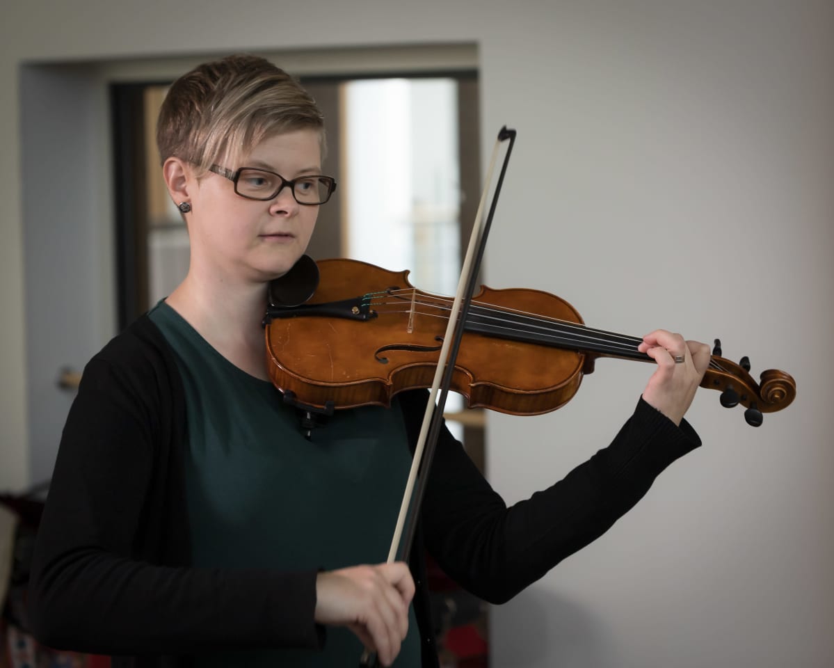 Elina Havia soittaa viulua.