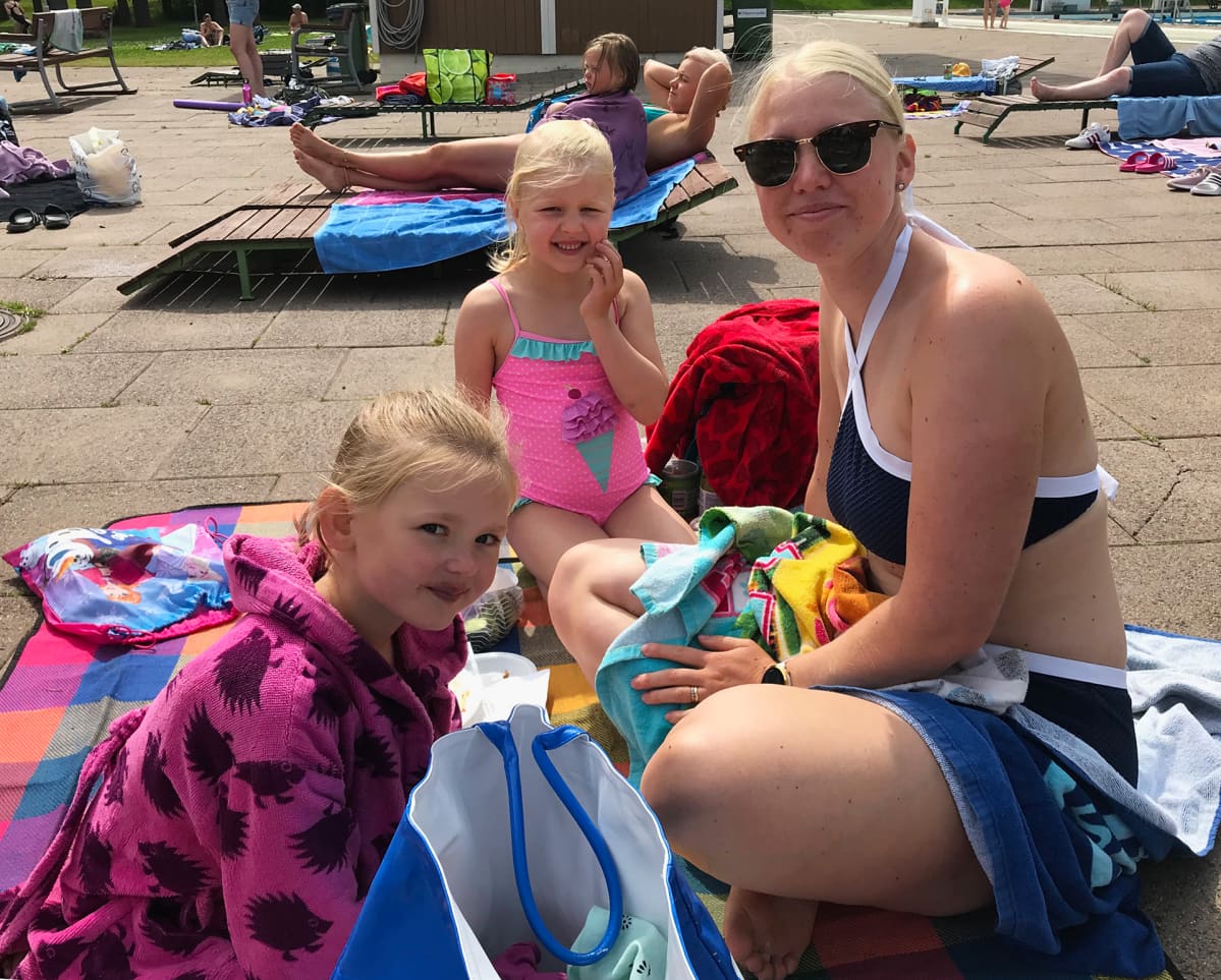 Jenni Heinonen oli saapunut tyttäriensä kanssa Maikkalana tunnettuun Porin maauimalaan.