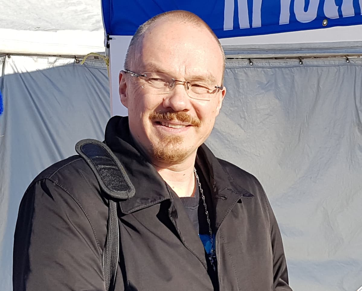 Kristillisdemokraattien eduskuntavaaliehdokas Pirkka Aalto Rovaniemen kevätmarkkinoilla 19.3.2019.