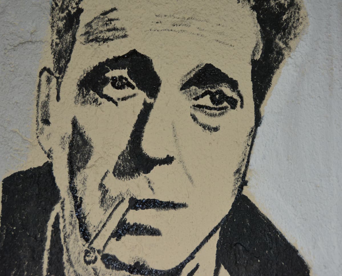 Humphrey Bogart seinään maalattuna.