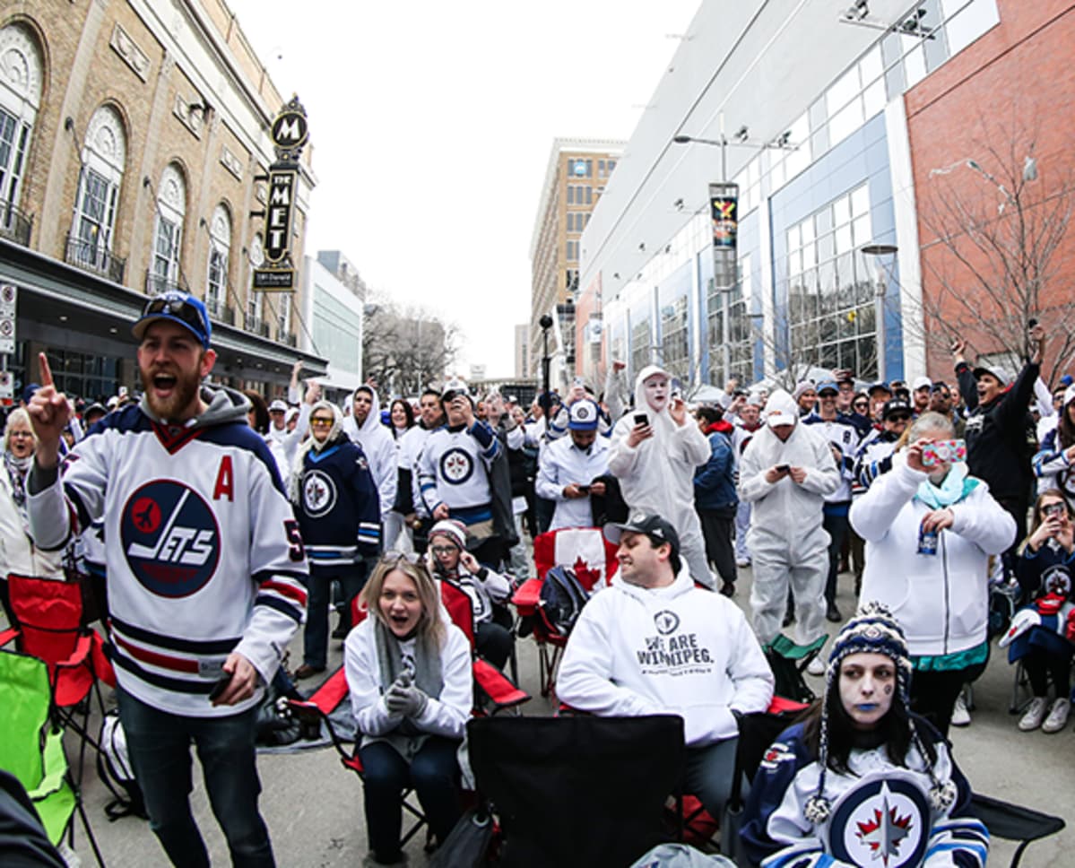 Whiteout-tapahtuma, paljon jääkiekkofaneja Winnipegin kaduilla
