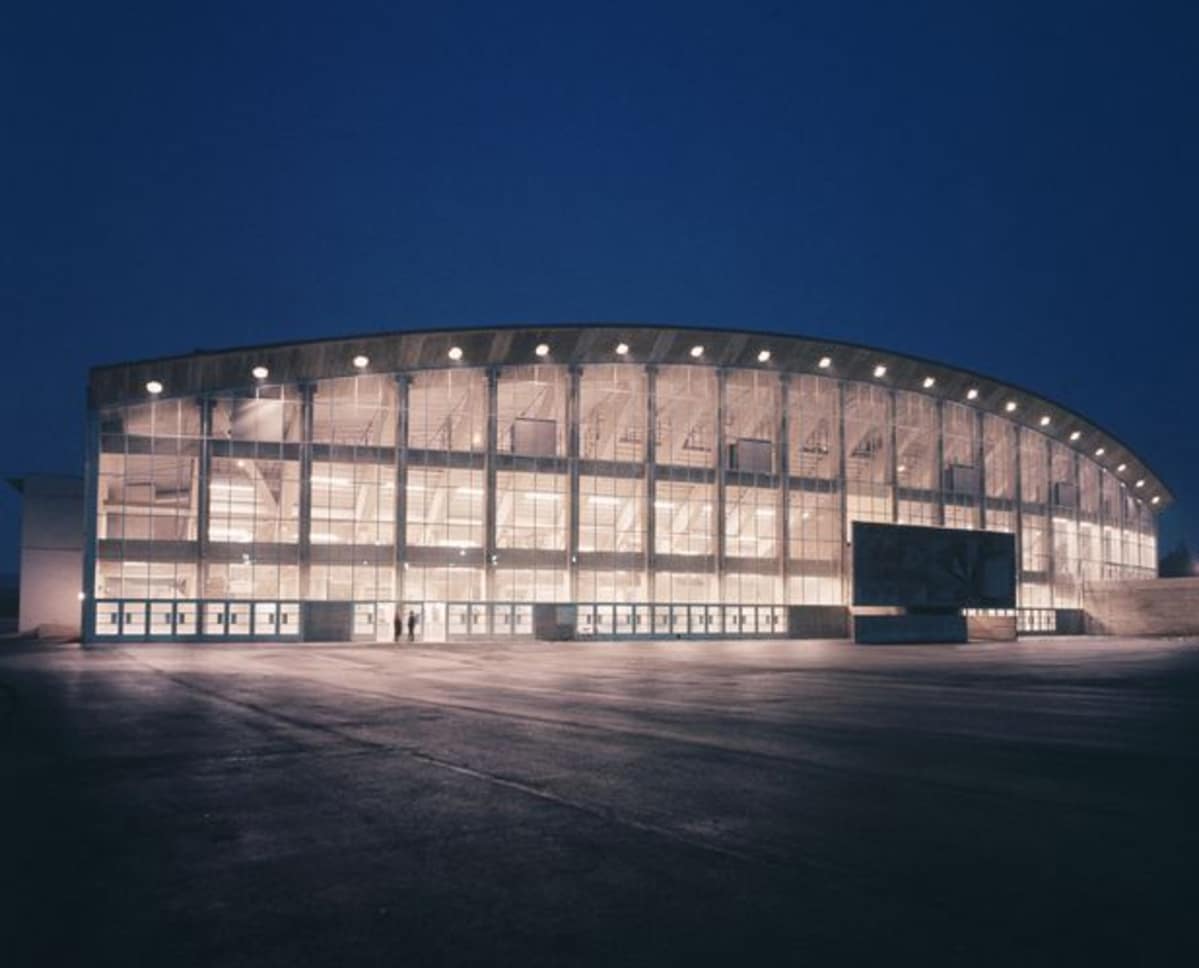 Jäähalli iltavalaistuksessa.