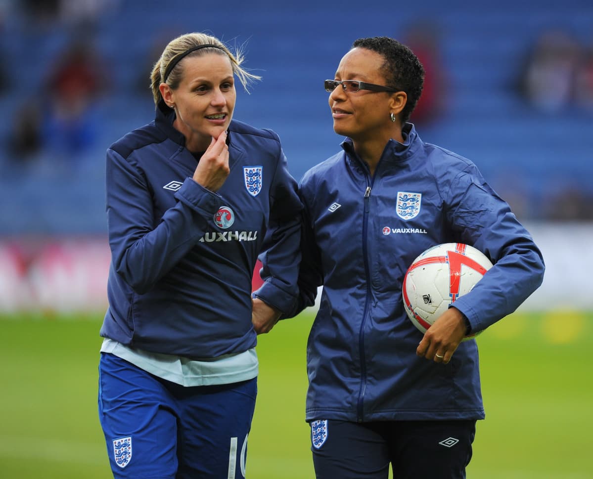 Kelly Smith (vas.) ja Hope Powell