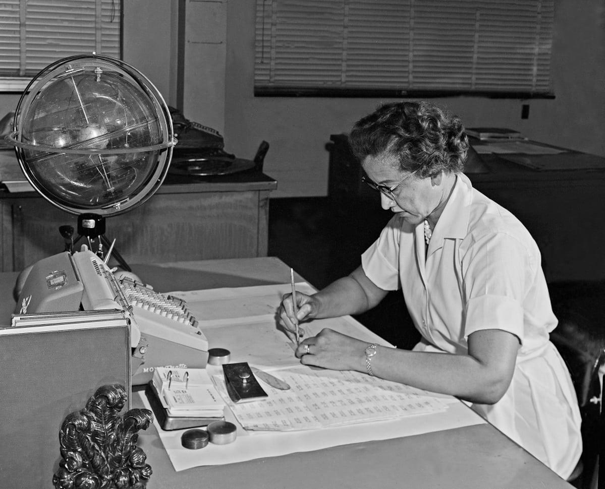 Katherine Johnson työpöytänsä ääressä Nasan tutkimuslaitoksessa.