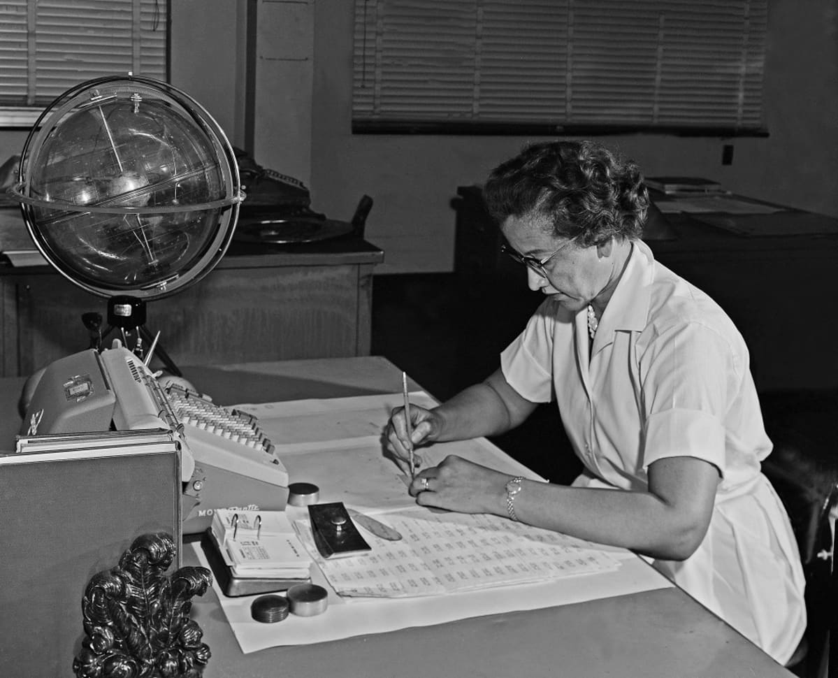 Katherine Johnson työpöytänsä ääressä Nasan tutkimuslaitoksessa.