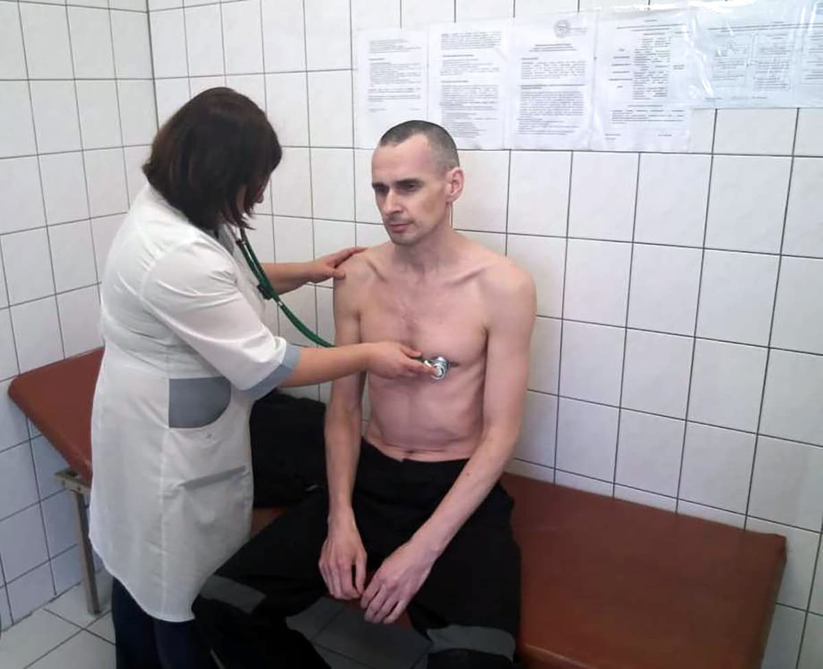 Oleg Sentsov terveytarkastuksessa sairaalassa.