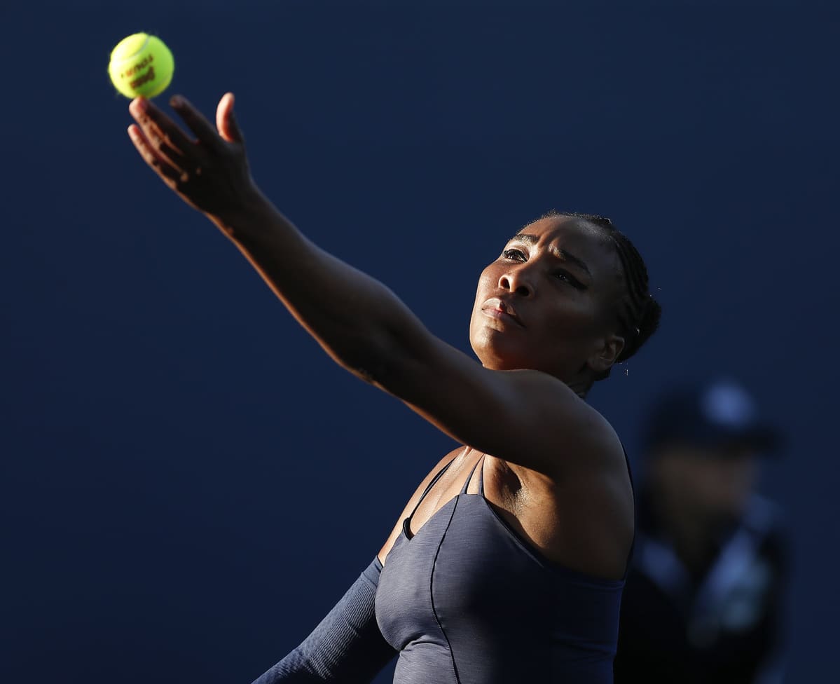 Venus Williams syöttämässä Bethanie Mattek-Sandsia vastaan.