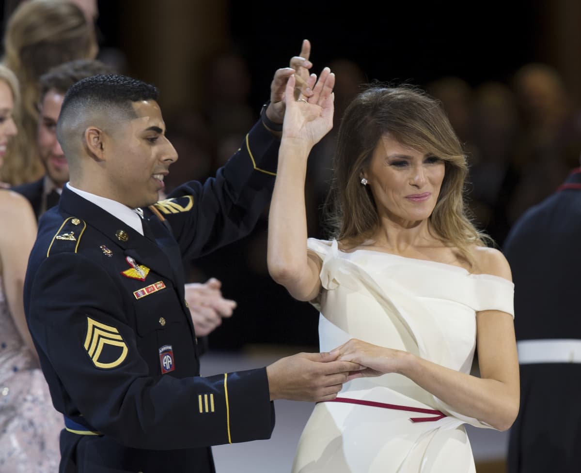 Ylikersantti Jose Mendina tanssittaa Melania Trumpia.