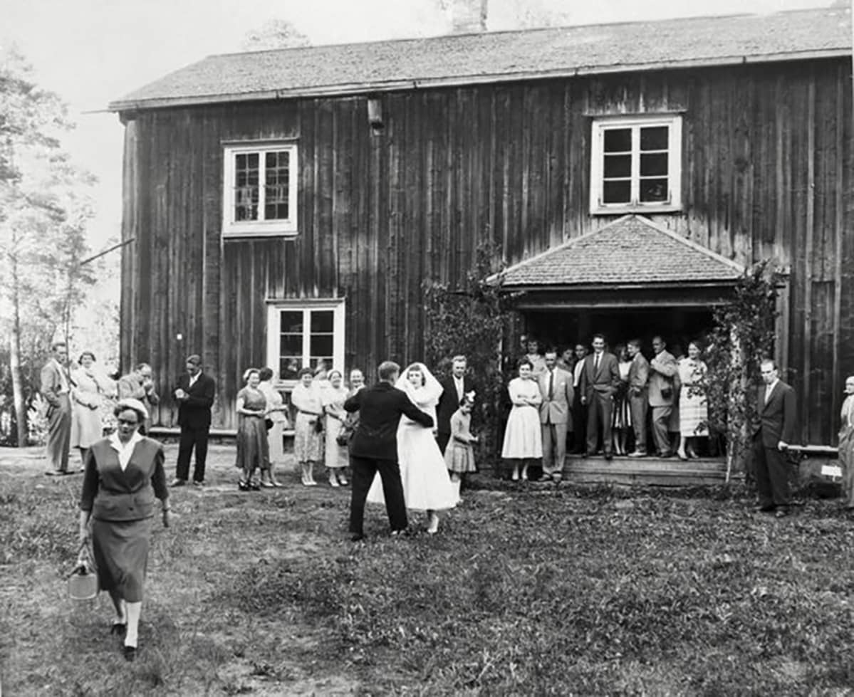 Vanhassa valokuvassa vietetään juhannushäitä Helsingissä kesäkuussa 1958.