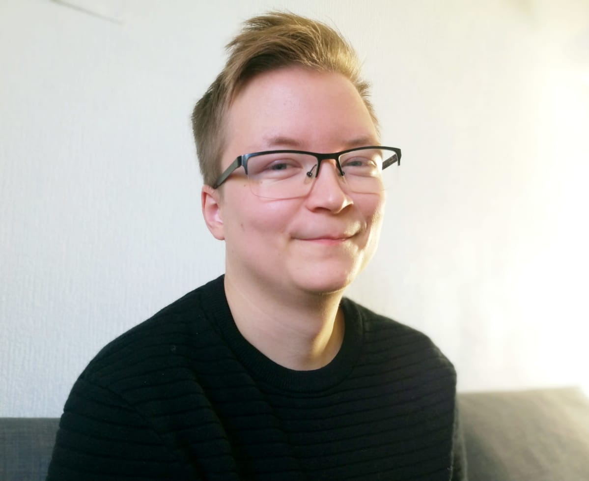 Sakris Uutela studerar medicin vid Läkis i Helsingfors. Han är också aktiv inom bland annat Invalidförbundet, Familjeförbundet och som ordförande för Seta. Hösten 2018.