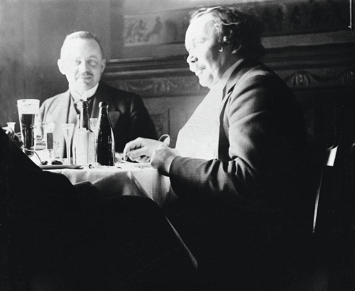 Eino Leino oli seurallinen sutkauttelija, ravintolapöytien keskipiste. Tässä hän on K. O. Vikmanin kanssa Kappelissa aprilliaamiaisella vuonna 1912.