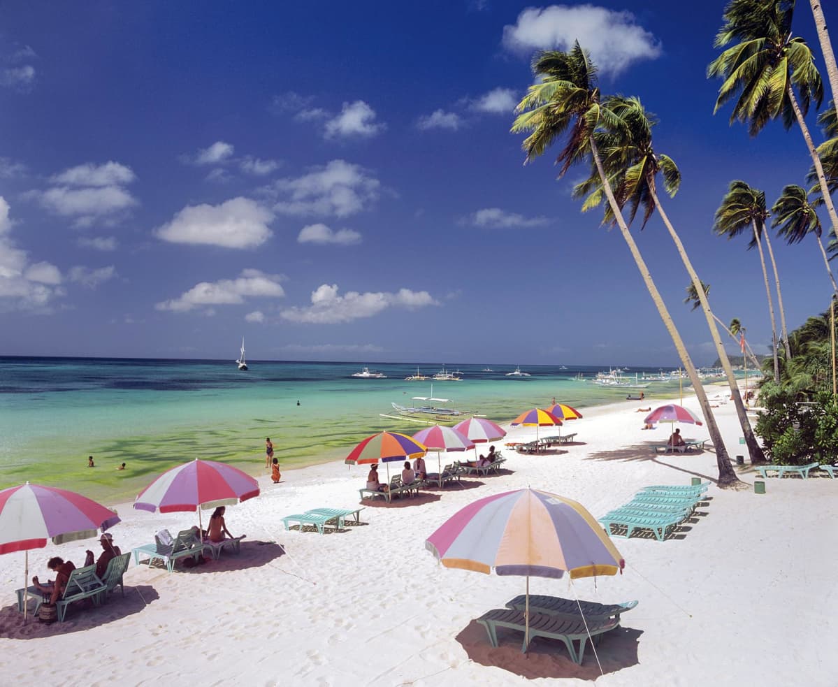 Turistit ottavat aurinkoa Boracayssa.