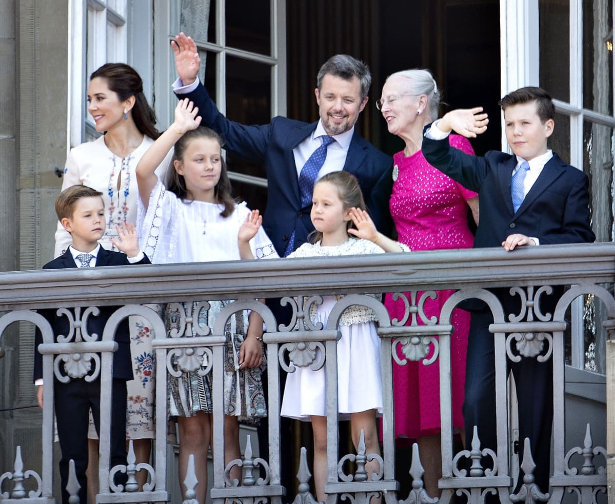 Tanskan kruununprinssi Frederik perheineen sekä kuningatar Margareeta II vilkuttivat Amalienborgin linnan parvekkeelta.