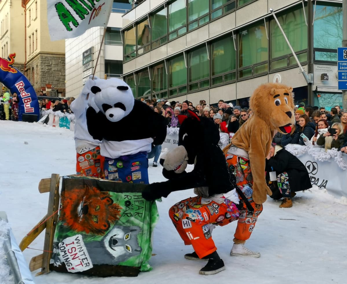 Pikkulaskiaisen viettäjiä Turussa 2020.