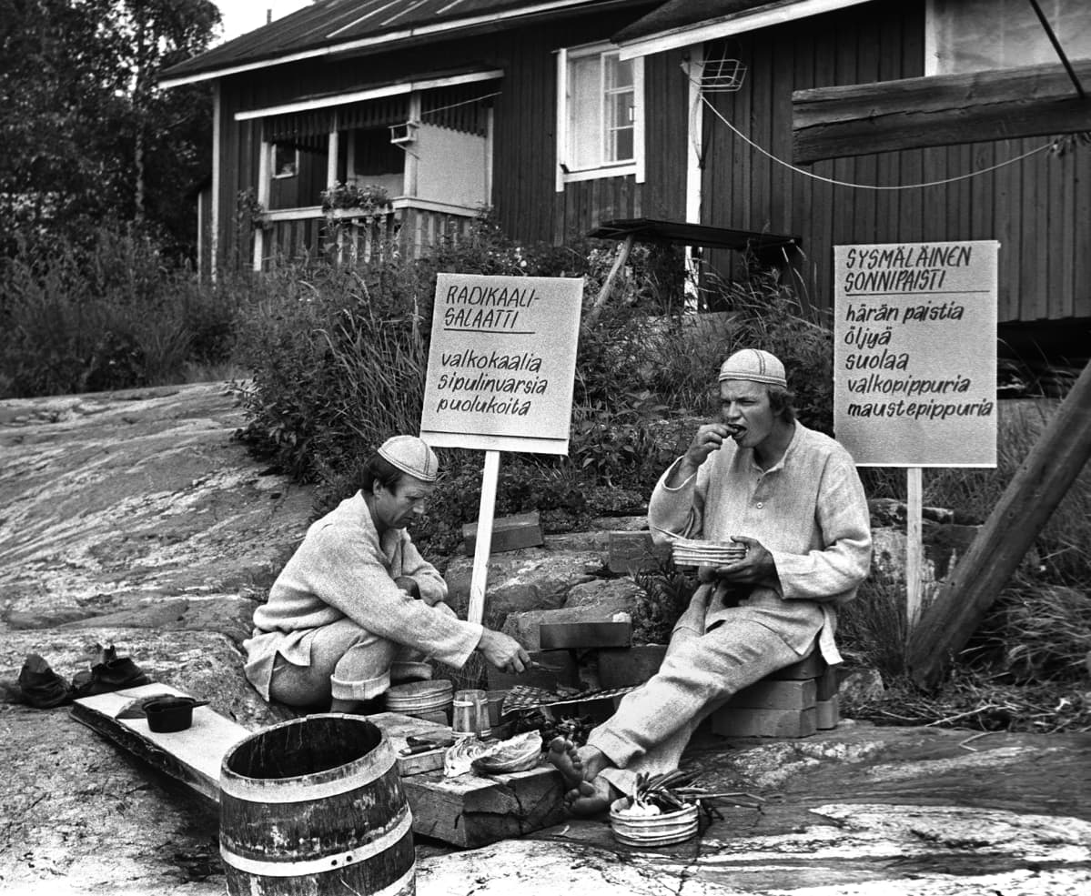 Keittiömestarit Veijo Vanamo ja Jaakko Kolmonen Kesäkeittiö-ohjelman kuvauksissa vuonna 1970.