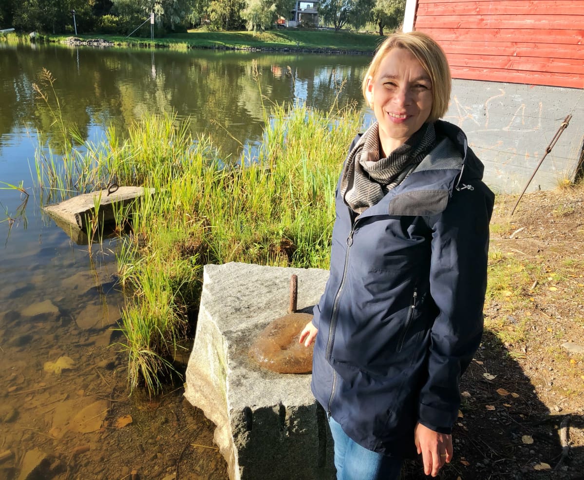 Anne Mäkynen Lempäälän kanavan rannassa, kivellä suuri hyytelösammaleläin