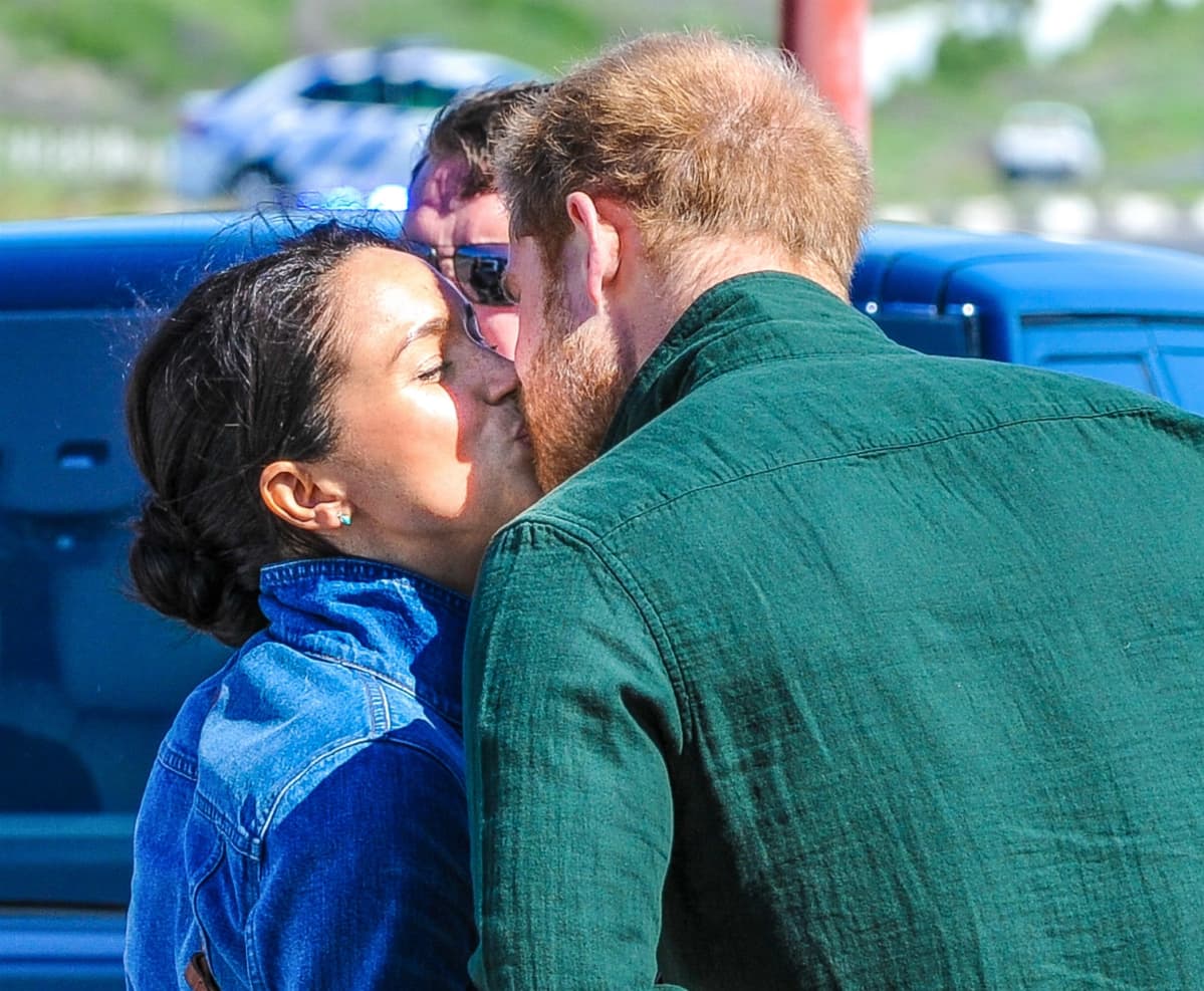 Meghan ja Harry suutelevat.