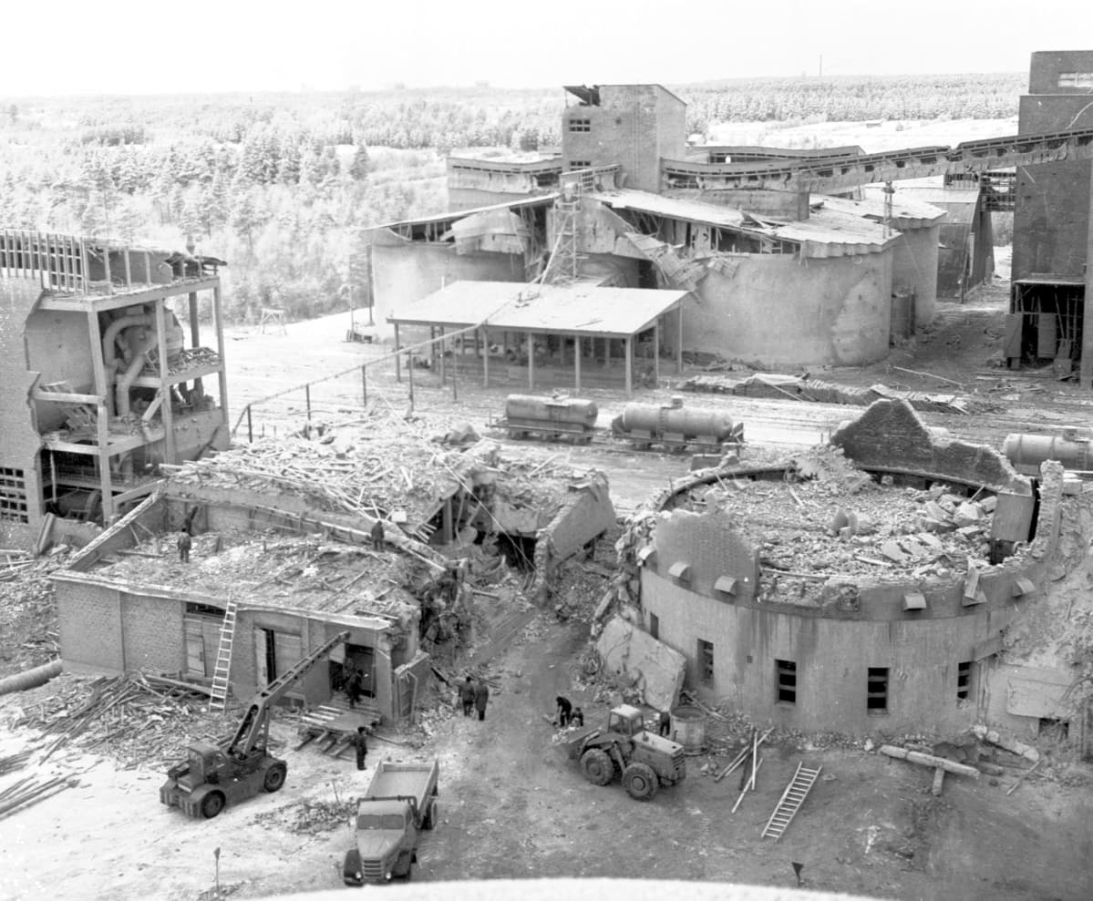 Typpi Oy:n räjähdys tuhosi kahdeksankerroksisen salpietariosaston ja sen vieressä olleen tornin maantasalle. (kuva otettu 10.1.1963 päivä räjähdyksen jälkeen)