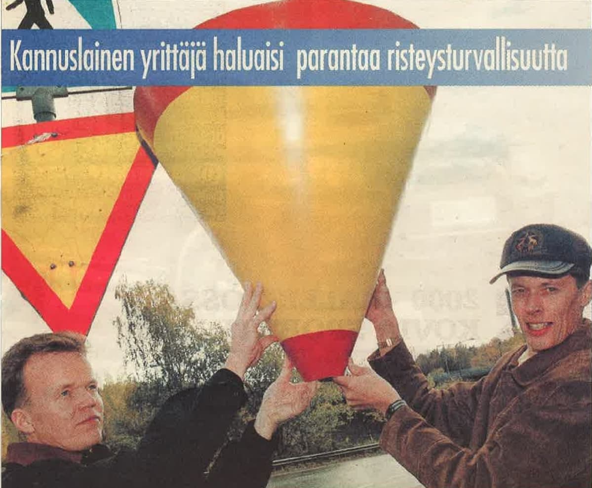 Lehtileikeuva Iltalehdestä, jossa näkyy Arto Ranta-Ylitalo pitelee Teuvo Isohannin kanssa prototyyppiä kartiokolmiosta.