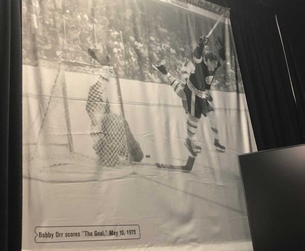 Bobby Orr -valokuva seinällä.