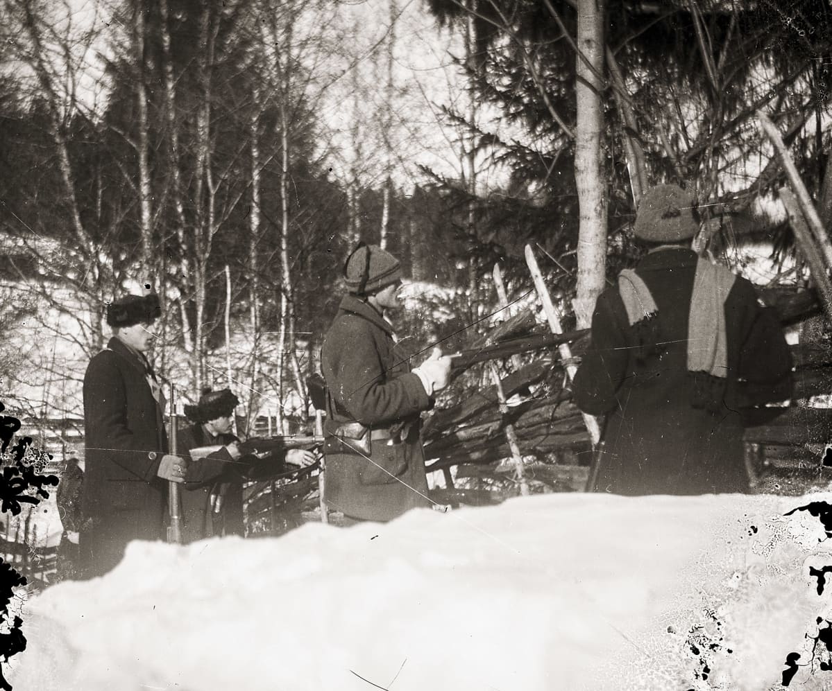 Punakaartin ampumaketju Ruovedellä.